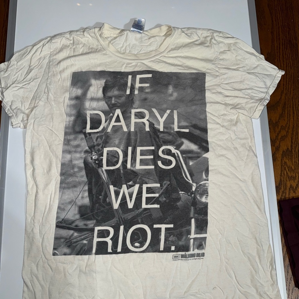 Gildan Cream Graphic 'If Daryl Dies We Riot' T‑Shirt